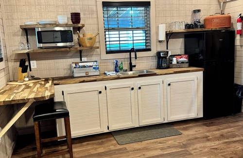 Townville Cabin | Cabin 3/LAKE HARTWELL/Green Pond&Broyles Lndgs/Clemson/Shelter w/charging ports