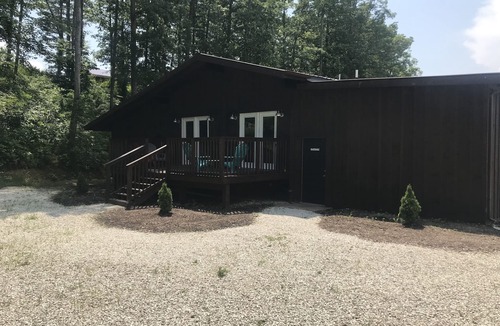 Pine Ridge Cabin | Cabin in RRG Pet Friendly Hi Speed 🛜 Hikers Welcome