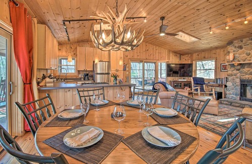 Mathias Cabin | Cabin w/Decks & Fire Pit Near Lost River!
