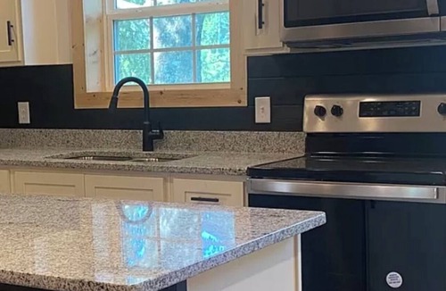 Frogue House | Cabin with Boat Parking next to Dale Hollow State Park Entrance, Fish & Golf!