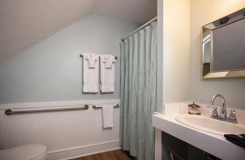 Edenton Bed & Breakfast | Captain’s Quarters Inn Downtown Edenton Queen Bed 1st Floor