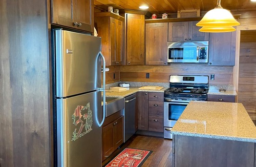 Bryson City Cabin | Carie's Cabin-Mountain Views - Hot Tub - Gas Fireplace- 4WD/AWD