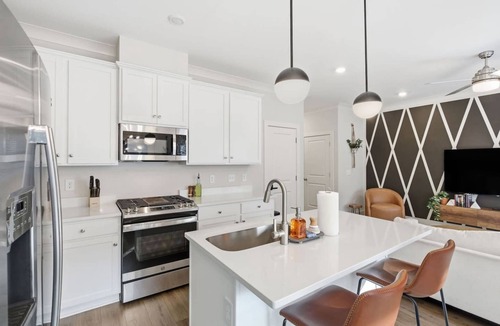 Spartanburg Villa | Carolina Modern| Luxe 3BR | Sleeps 10 | 2 Min DT