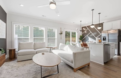 Spartanburg Villa | Carolina Modern| Luxe 3BR | Sleeps 10 | 2 Min DT
