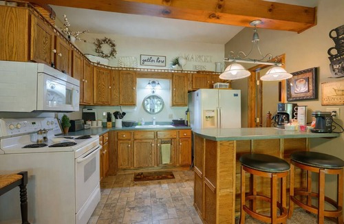 Carbon Hill Cabin | Carp's Cabin: 2 Bedroom Farmhouse Bungalow