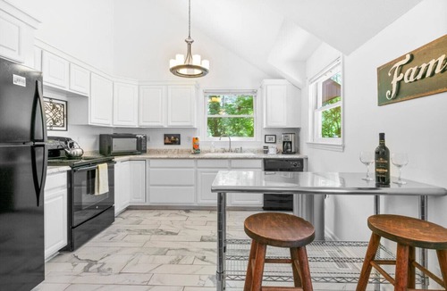 Royal Pines House | Carriage House and Studio on Historic Inn Property