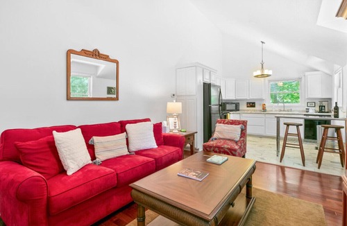 Royal Pines House | Carriage House and Studio on Historic Inn Property
