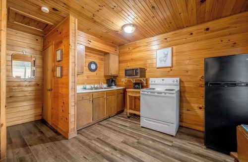 Farmers Cabin | Cave Run Lodge - Near Lake - Playground & Fire pit - Cabin #6