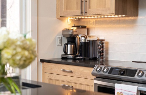 North Capitol House | Central Townhouse - Walk to Broadway & Germantown - Private Rooftop Terrace