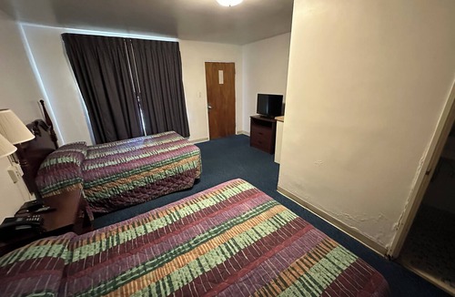 Four Oaks Resort | Charming 1-bedroom Lodge room with AC in Four Oaks