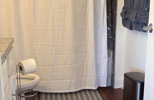 Downtown Memphis Apartment | Charming 2-bedroom apartment with AC, fitness room in lovely Memphis