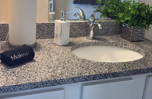 Downtown Memphis Apartment | Charming 2-bedroom apartment with AC, fitness room in lovely Memphis