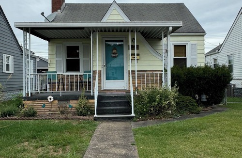 Spring Hill House | Charming 2-bedroom Bungalow - Close to Everything!