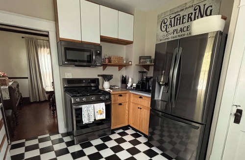 Appleton House | Charming 2-bedroom Craftsman close to downtown Appleton perfect for relaxing