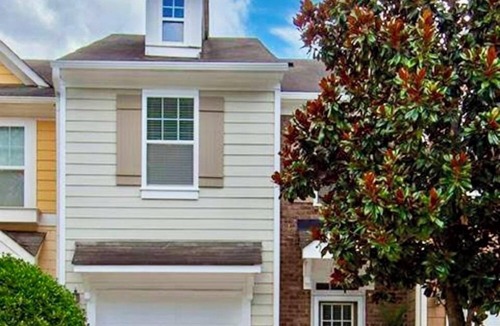 Town Center House | Charming 2-Master Bedroom Townhome with Piano & Free Parking, 5mins to Downtown!