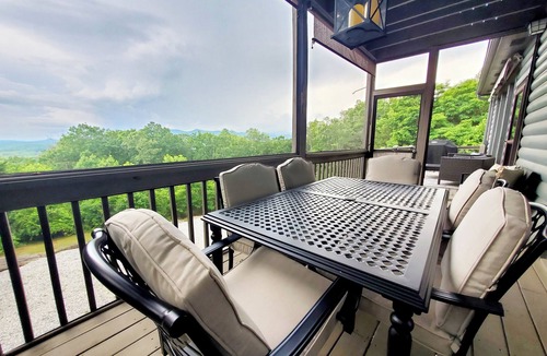 Helen Cabin | Charming 3 BD Cabin Stunning Views Overlooking the AT
