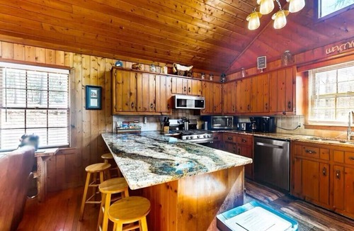Ellijay Cabin | Charming 3-bedroom cabin with WiFi, Hot Tub and Fire Pit in delightful Ellijay