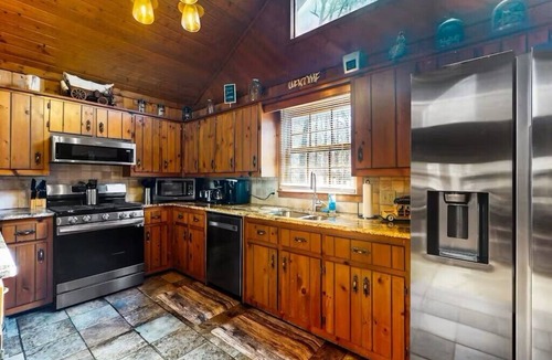 Ellijay Cabin | Charming 3-bedroom cabin with WiFi, Hot Tub and Fire Pit in delightful Ellijay