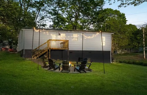Summerlee House | Charming 3 bedroom home minutes from NRG featuring a fire pit/outdoor games