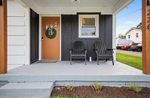 Summerlee House | Charming 3-bedroom house with 5 beds, deck, fire pit, and BBQ, minutes from NRG