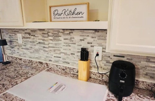 Uptown House | Charming 3-bedroom house in wonderful Memphis with WiFi, AC