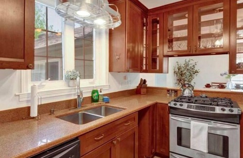 East Memphis House | Charming 3-bedroom house in delightful Memphis with WiFi, AC