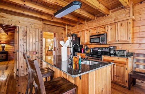 White Oak Lodge Cabin | Charming 3BD Cabin w/Hot Tub! Arcade + POOL!