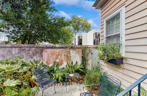 Cannonborough Elliotborough House | Charming carriage house w/original hardwoods, W/D & antique bed - 1 dog OK
