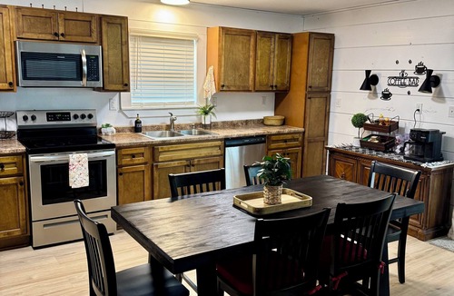 Spencer Cottage | Charming Cottage-3Bed-2Bath-By Creek Falls Park-Great outdoor fireplace and deck