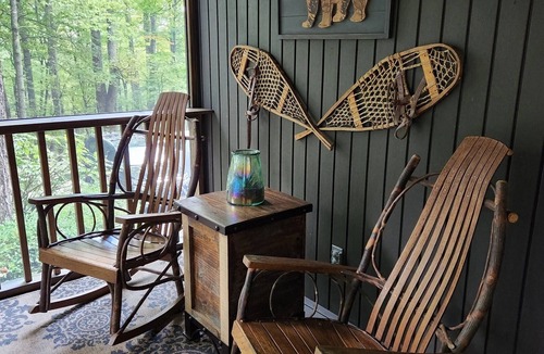 Highlands Cabin | Charming Dog Friendly | Near Downtown Highlands | Screened Porch | Sleeps 4