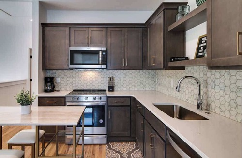 Greenwood House | Charming East Nash Retreat, Walk to Dining Faves | Cozy Den, Workspace & Smart TVs | Plush Velvet Sofa, Full Kitchen & Garage | Near Mas Tacos & Five Points, 10 Min to Broadway | 24 Hr Hospitality