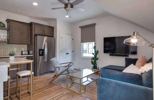 Greenwood House | Charming East Nash Retreat, Walk to Dining Faves | Cozy Den, Workspace & Smart TVs | Plush Velvet Sofa, Full Kitchen & Garage | Near Mas Tacos & Five Points, 10 Min to Broadway | 24 Hr Hospitality