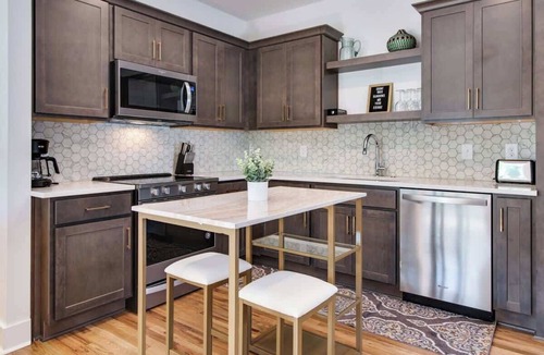 Greenwood House | Charming East Nash Retreat, Walk to Dining Faves | Cozy Den, Workspace & Smart TVs | Plush Velvet Sofa, Full Kitchen & Garage | Near Mas Tacos & Five Points, 10 Min to Broadway | 24 Hr Hospitality