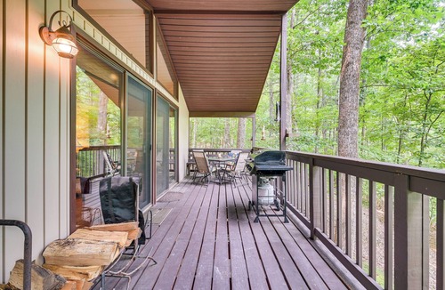 The Woods Cabin | Charming Hedgesville Retreat w/Deck + Fireplace!