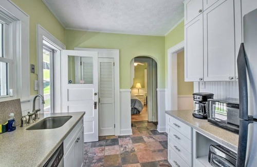 Buford House | Charming lakehouse on Lake Lanier with easy walk to the water