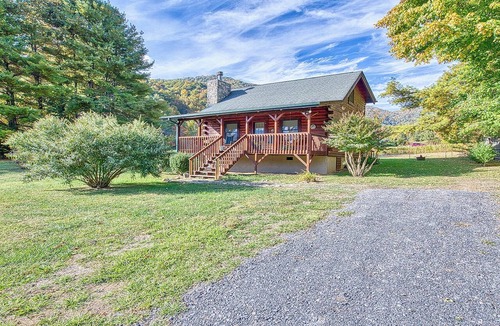 Maggie Valley Cabin | Charming Log Cabin near the Smoky Mountains w/Spectacular Mountain & Elk Views!