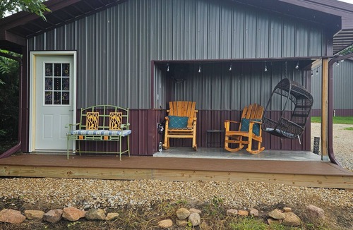 Warrensburg House | Charming Modern 1BR Country Cottage Surrounded by Nature Close to Town.