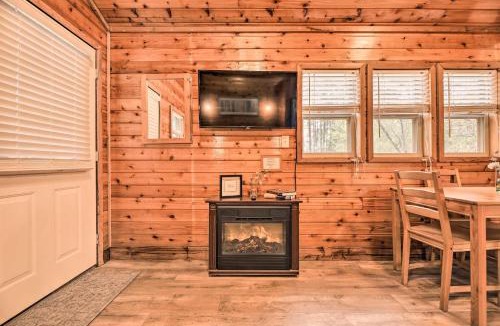 New Bern House | Charming New Bern Log Cabin - Pets Welcome!