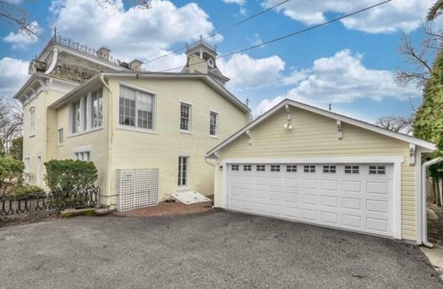 Lancaster House | Charming Victorian Mansion right in the heart of downtown!