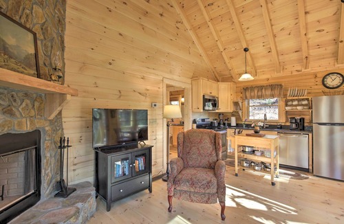 Cherry Log Cabin | Cherry Log Couple’s Cabin Near Hiking & Waterfalls