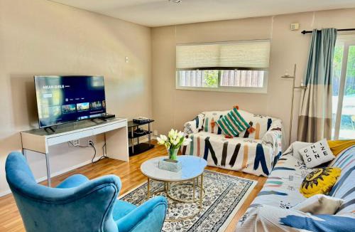 Shoreview Villa | Chic Home with Expansive Backyard- duplex back unit