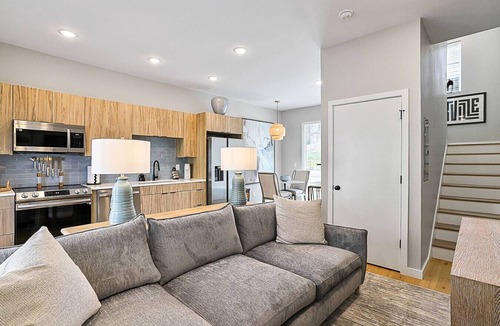 Knoxville Villa | Chic Knoxville Townhouse w/Rooftop Views