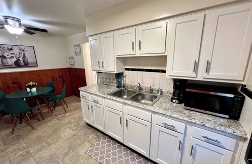 Westwood Apartment | Cincy Furnished Stays Cheerful Bright Apartment 9 minutes to Dwntwn