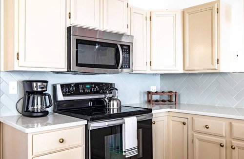 East Memphis House | City escape w/heated pool and outdoor fun