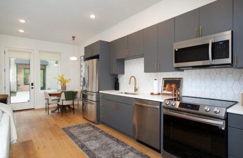 Knoxville House | Cityscape Townhouse Near Market Square Downtown
