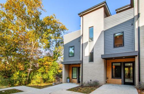Knoxville House | Cityscape Townhouse Near Market Square Downtown