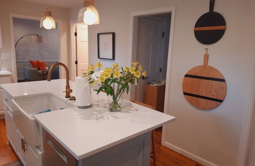 Mount Pleasant House | Classic Charleston with a contemporary twist in charming and historic Snee Farm.