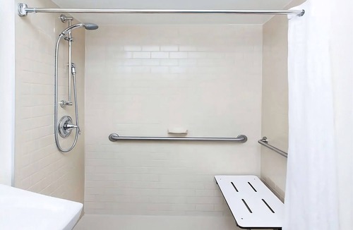 Ashley Oaks Hostel | Close to Concord Park! Pet-friendly Suite with Private Kitchen! Parking, Gazebo!