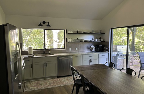 Pineola House | Close to Grandfather mtn, pool, golf, pickleball, hiking and tennis! Sleeps 12