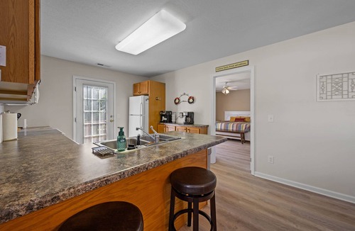 Pigeon Forge Cabin | CLOSE to the heart of Pigeon Forge w/flat,EZ parking, near the river & free Wifi